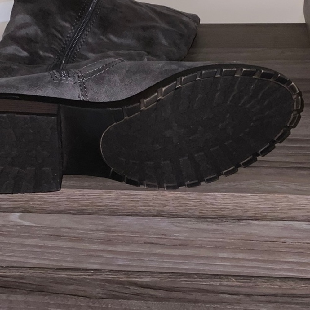 Woman’s Gray boot ( never worn ) - Picture 13 of 13